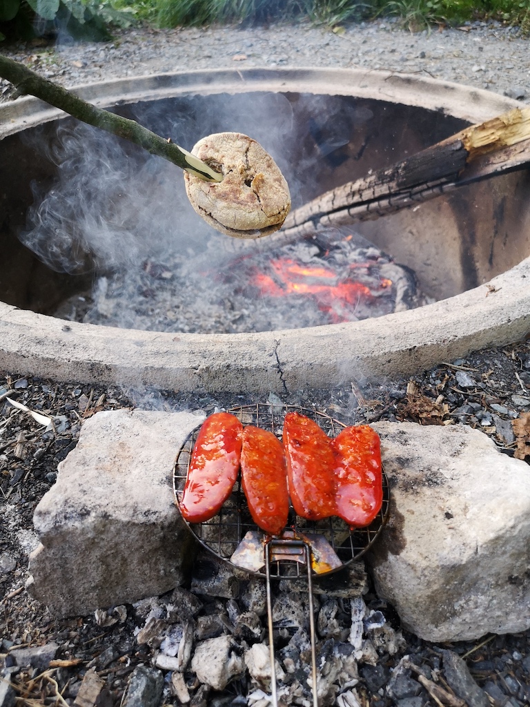 Choriso mit Brötchen am Lagerfeuer