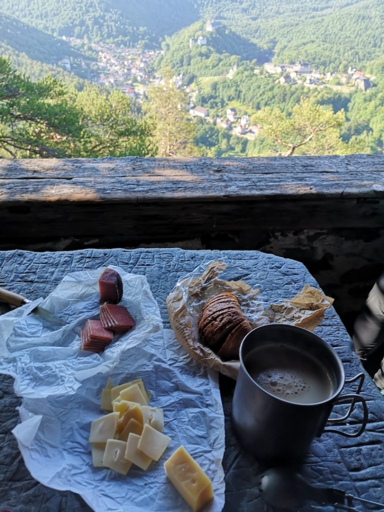 Frühstück im Borkenhaus mit Blick auf Schwarzburg