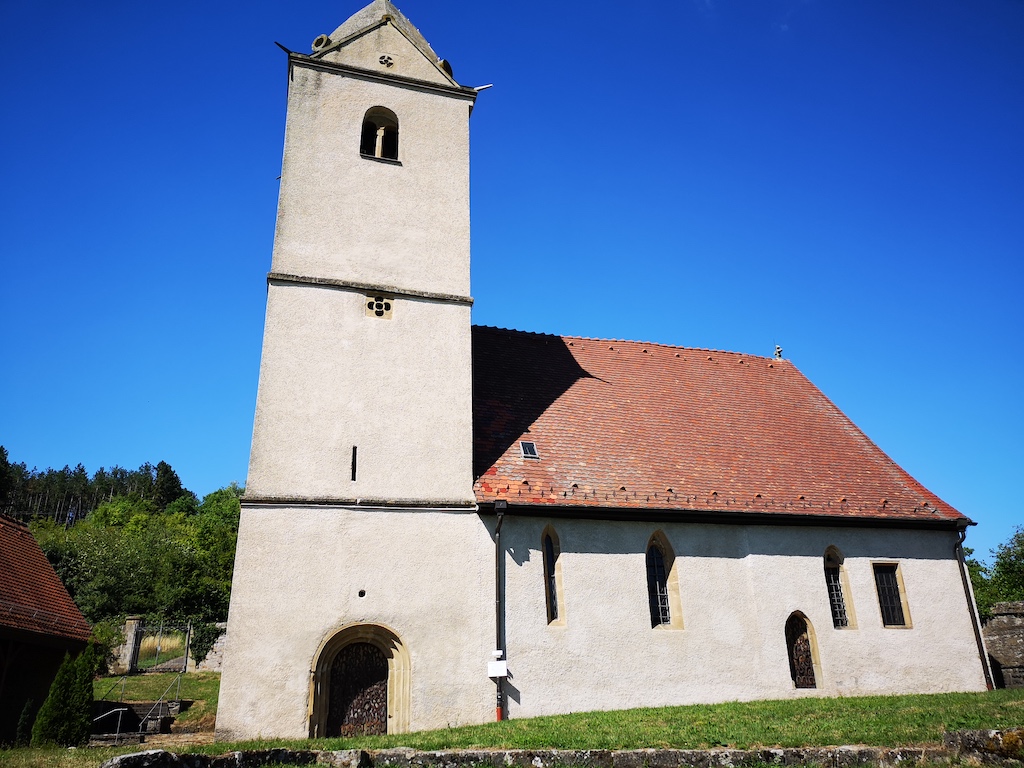 Die romanische Kapelle St. Gangolf stammt aus dem abgegangenen Dorf Deitingen.