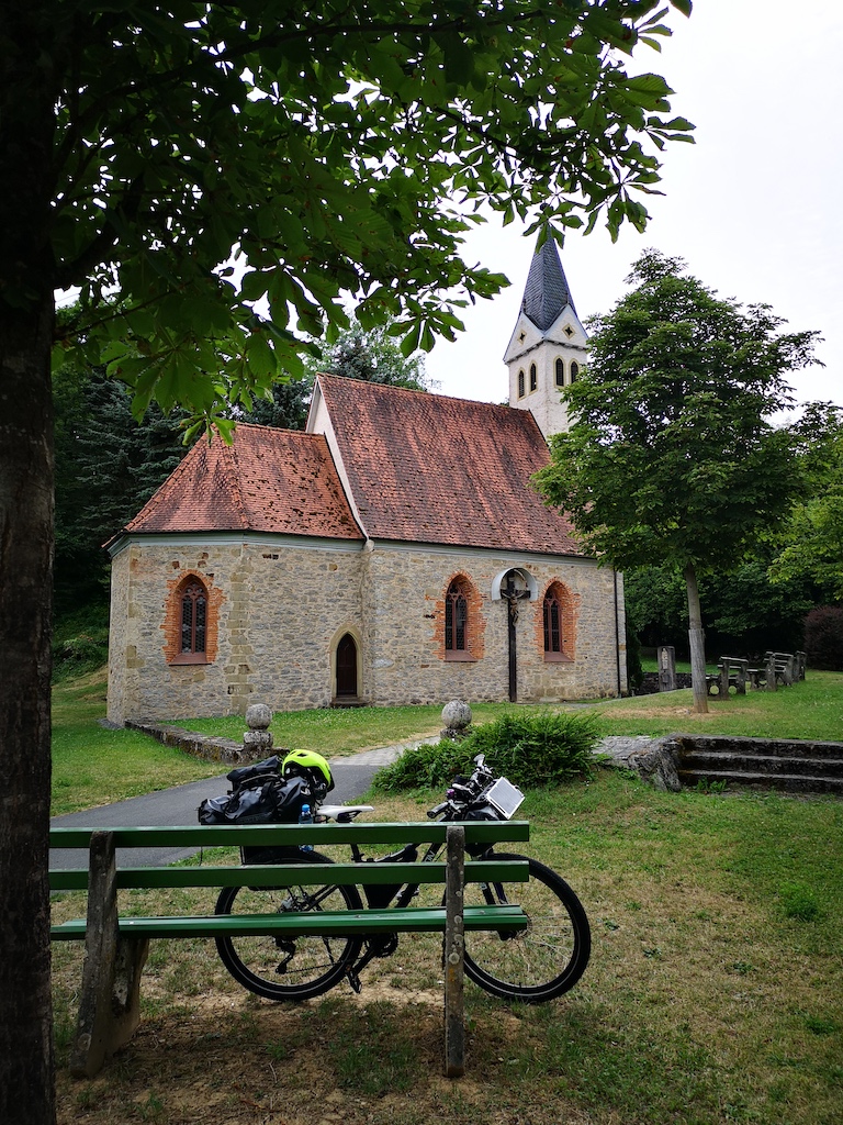 Fahrrad vor der Kapelle St Anna Mulfingen